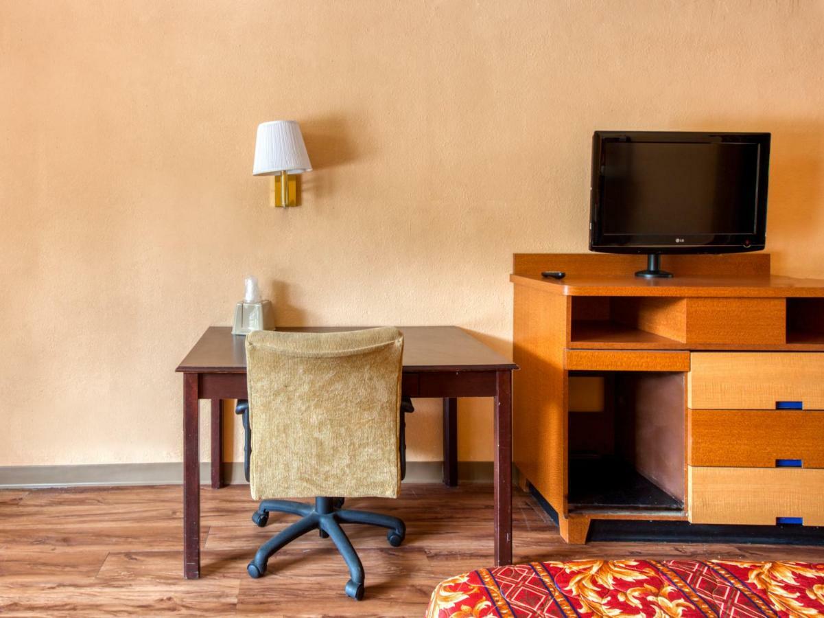 Budgetel Inn & Suites Forest Park Ngoại thất bức ảnh