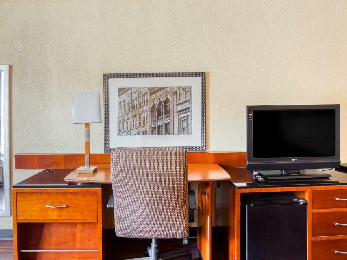 Budgetel Inn & Suites Forest Park Ngoại thất bức ảnh